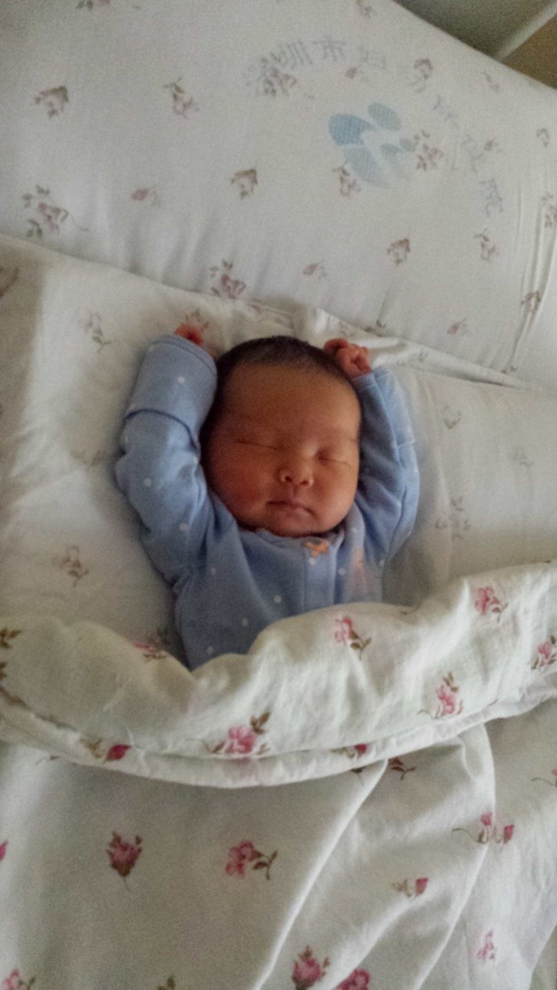 Sapphire Lin sleeping in mother's bed