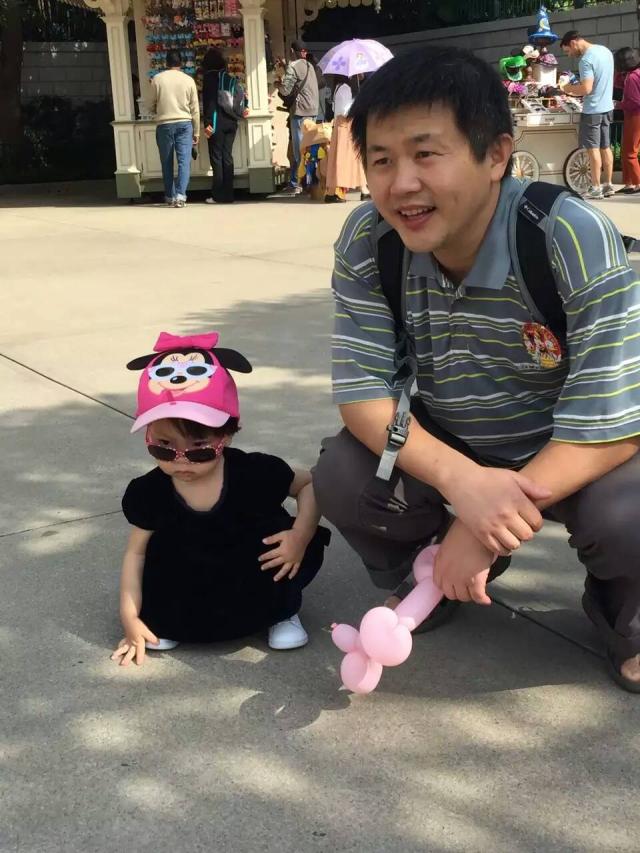 林近岚在香港迪斯尼过两岁生日 640x853