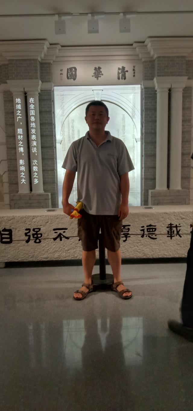 去小鸟天堂路上途径梁启超故居，小朋友听说这是清华校训，一定要给爸爸拍一张。 640x1363