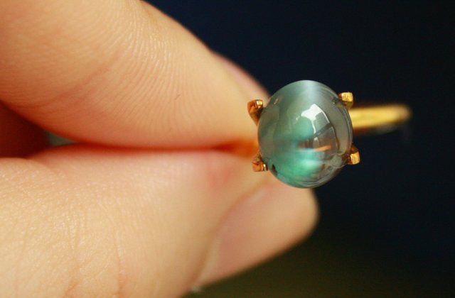alexandrite cat eye 3.89ct in nature light